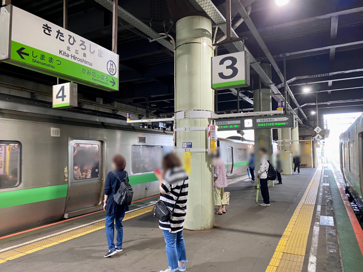 ▲「北広島」で接続を取る快速エアポート(左)と普通(右)。「北広島」は千歳線中間駅有数の主要駅となった