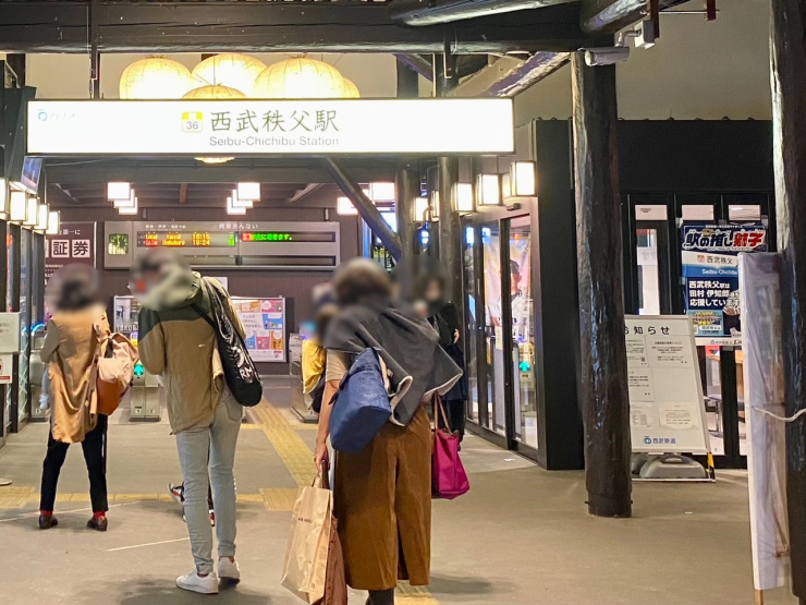 ▲鉄道会社が球団経営との相乗効果を挙げている例として、関東では“埼玉西武ライオンズ”が代表的だ。埼玉県内のみならず東京都内西武線沿線にも広くファン層を有する。各駅で“駅の推し獅子”(写真右)として駅毎に異なる選手が推され、露出も多い(西武秩父駅：2022年10月)。