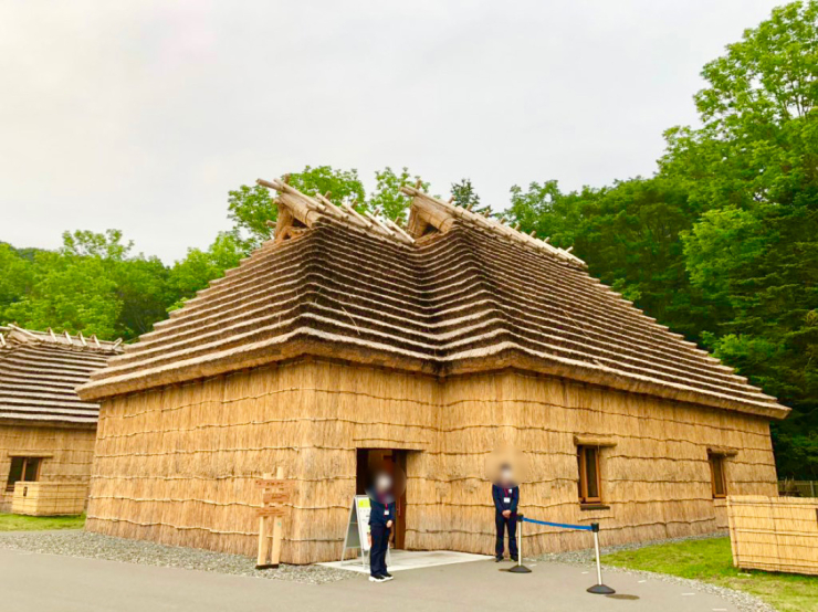 ▲先住民族・アイヌの住居“チセ”。島松川沿いにもアイヌのコタン(集落)が存在した。(ウポポイ：民族共生象徴空間)（2020年8月4日）