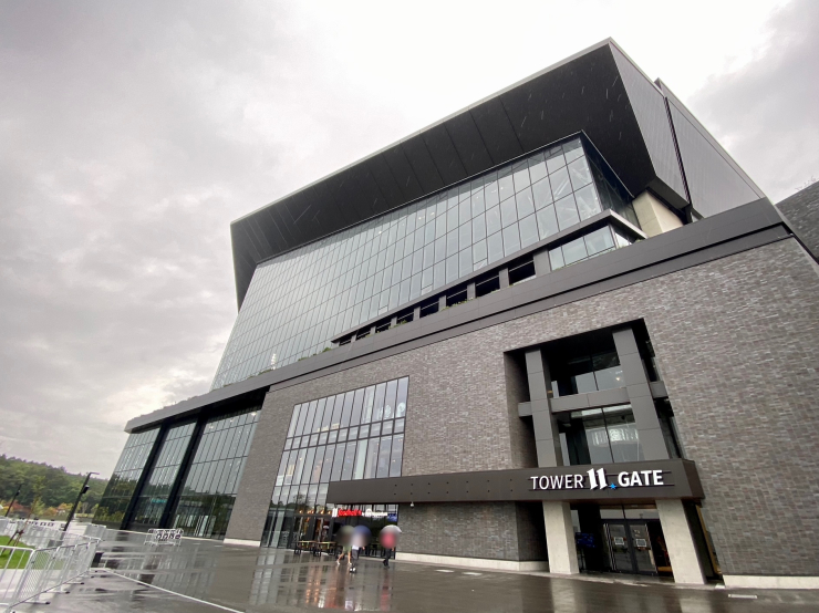 ▲エスコンフィールド東側(三塁側ゲート～外野側)の｢タワー11ゲート｣。この中に多彩な施設がある