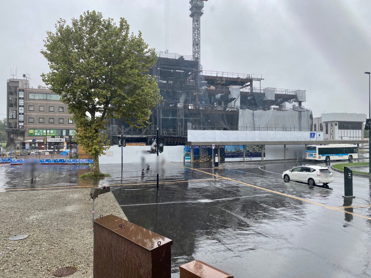 ▲西口駅前で建設中の「tonarie北広島」。新たな北広島駅前のランドマークとなる