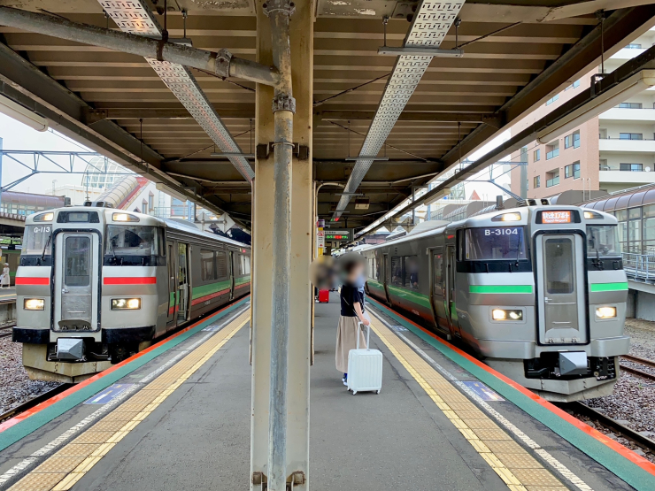 ▲「北広島」で接続する快速エアポート(右)と普通(左)。「札幌」から16分という近さはボールパーク誘致に味方した