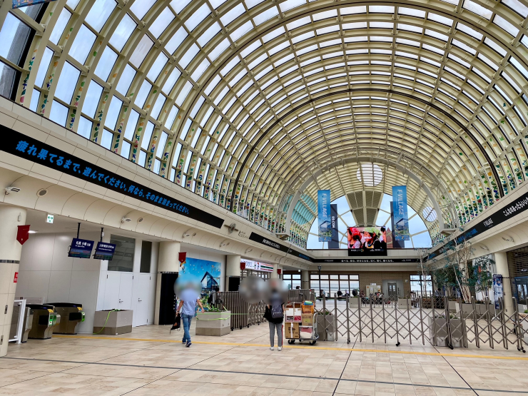 ▲「北広島」駅改札口付近。どちらを向いてもFビレッジ一色。駅に着いた時から興奮が高まるようになっている