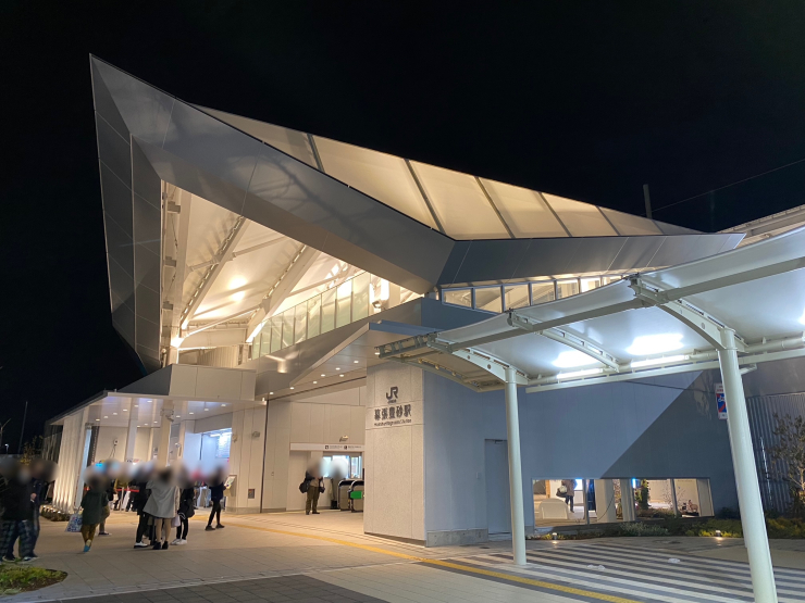 ▲2023年3月に開業したJR京葉線「幕張豊砂」。千葉マリンスタジアムの駅前移転が検討されている。