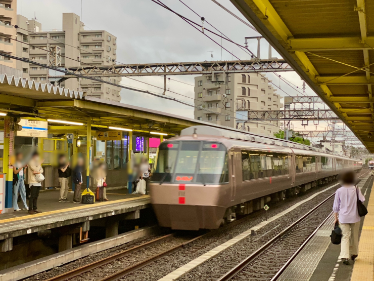 ▲「中央林間」を通過する小田急ロマンスカー。“金妻Ⅱ”ではサラリーマンの寛ぎの場として描かれている