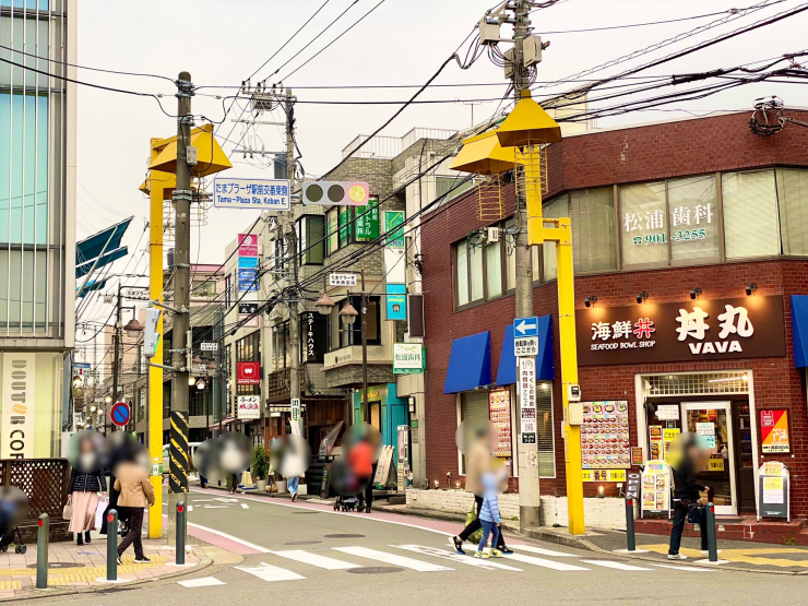 ▲駅北口近くのたまプラーザ中央商店街。男たちの溜まり場・バー｢コスモス｣はこの商店街の中という設定