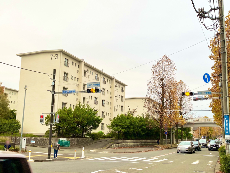 ▲たまプラーザ団地北側。集合住宅は駅徒歩15分程度のこの辺りで概ね収まり、これより先はバス主体の戸建住宅地に