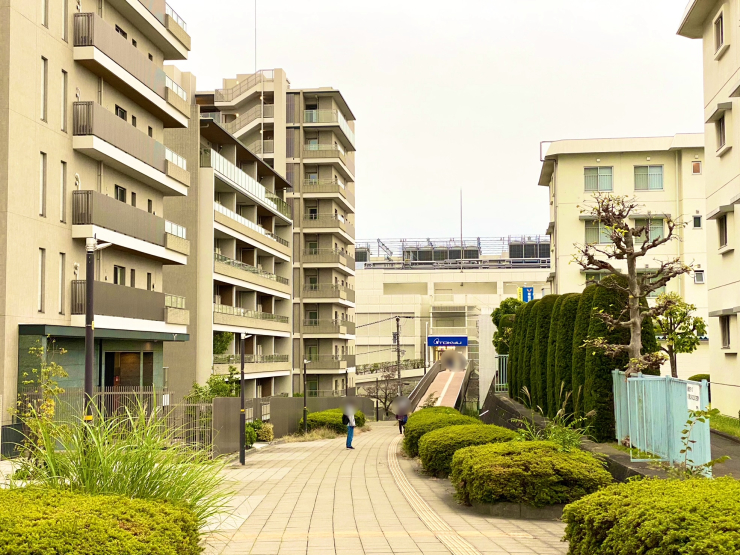 ▲たまプラーザ団地(右)とドレッセWISEたまプラーザ(左)。集合住宅の在り方の変遷が窺える一コマ。