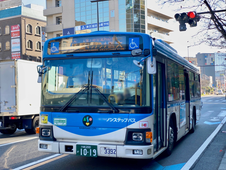 ▲聖マリアンナ医科大学行きの川崎市バス。市道野川柿生線は平瀬川に沿い、住宅街が連なっている。