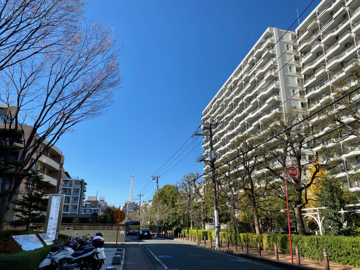 ▲築40年近いが管理が行き届いているので全く古さを感じさせない。道路との仕切りがなく、街と一体の存在