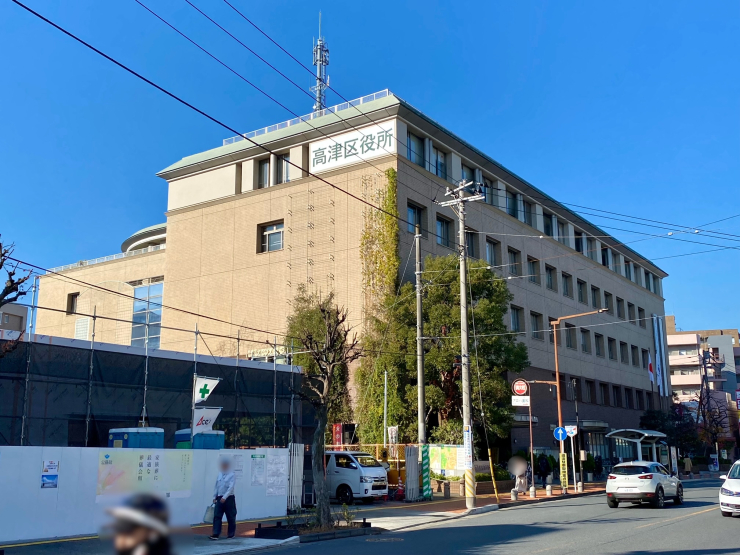 ▲「溝の口」から約150mと交通至便な高津区役所。駐車場も一応あるが、駅前だけに数は少ない。