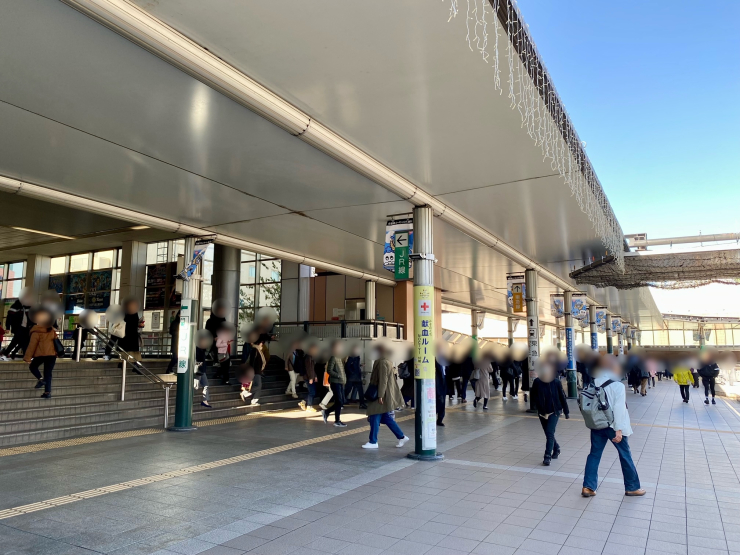 ▲JR(左)と東急(右奥)を結ぶ屋根付デッキ。両駅は事実上一体化しており、相互の乗り換えは非常に多い