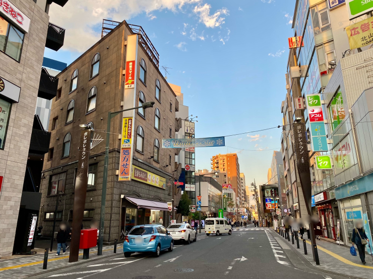 ▲賑やかな溝口中央商店街。現状は中小の建物が密集し、再開発タワマンが建つような気配はない。