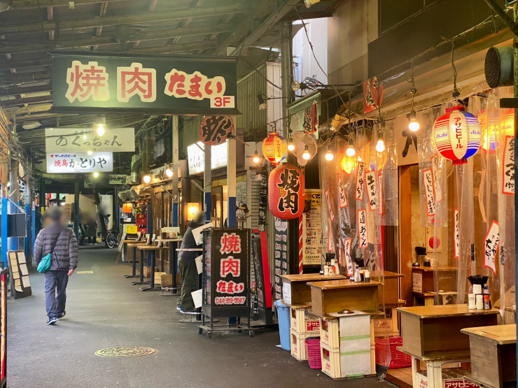 ▲夕暮れともなれば、西口商店街は香ばしい匂いに包まれる。この雰囲気は一朝一夕には出てこない。