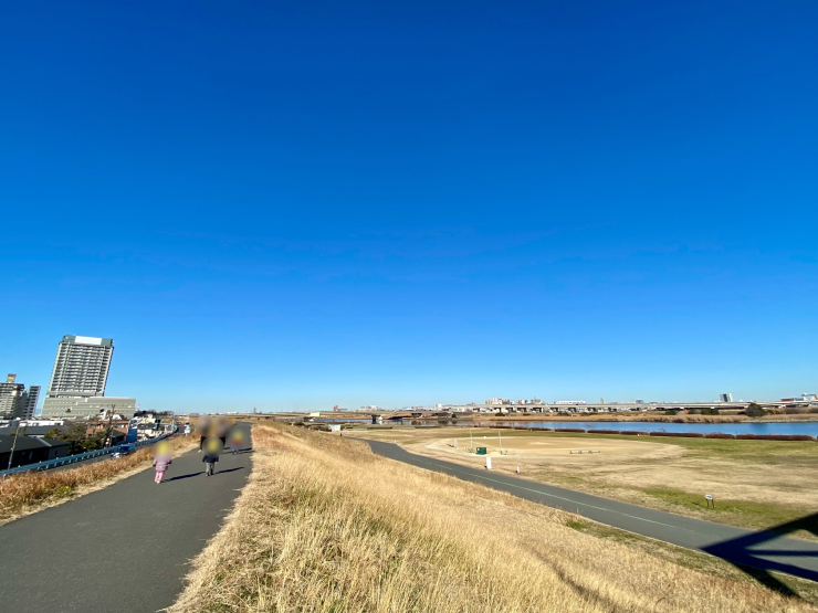 ▲荒川(荒川放水路)を渡る千住新橋。荒川土手はTBSドラマ｢3年B組金八先生｣のロケ地としても有名だ