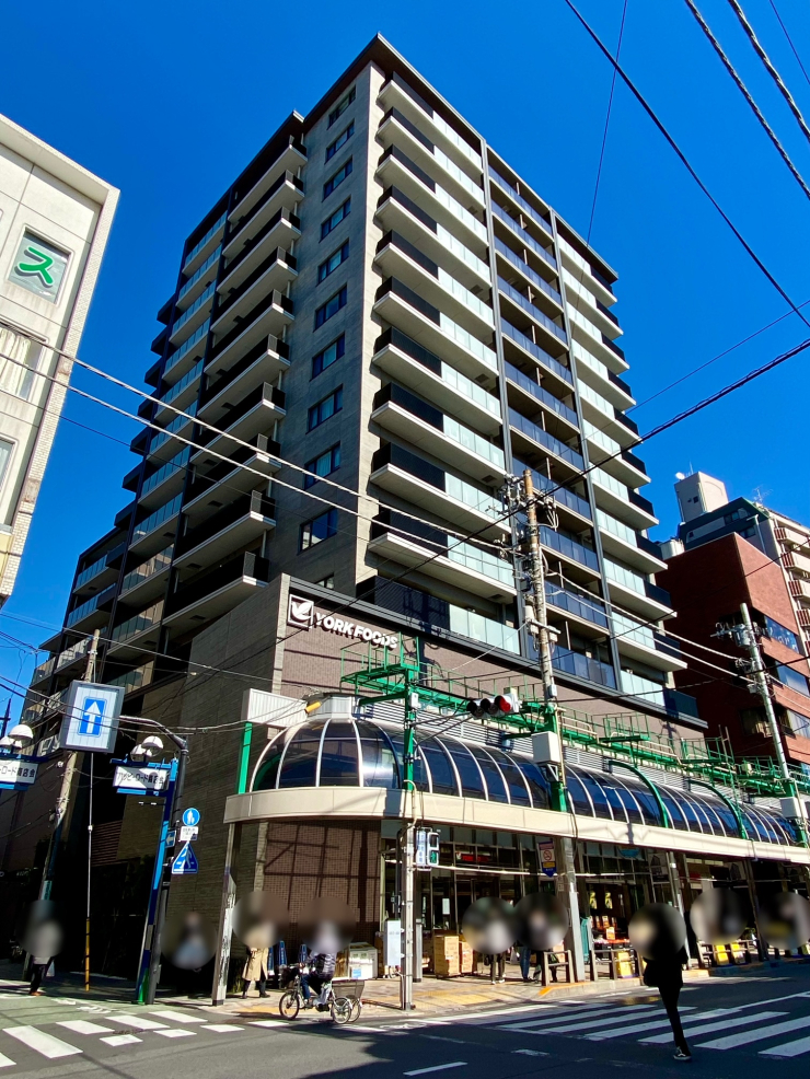 ▲イトーヨーカドー千住店を再開発して誕生した「パークホームズ北千住アドーア」。引き続き1階にヨークフーズが入居する