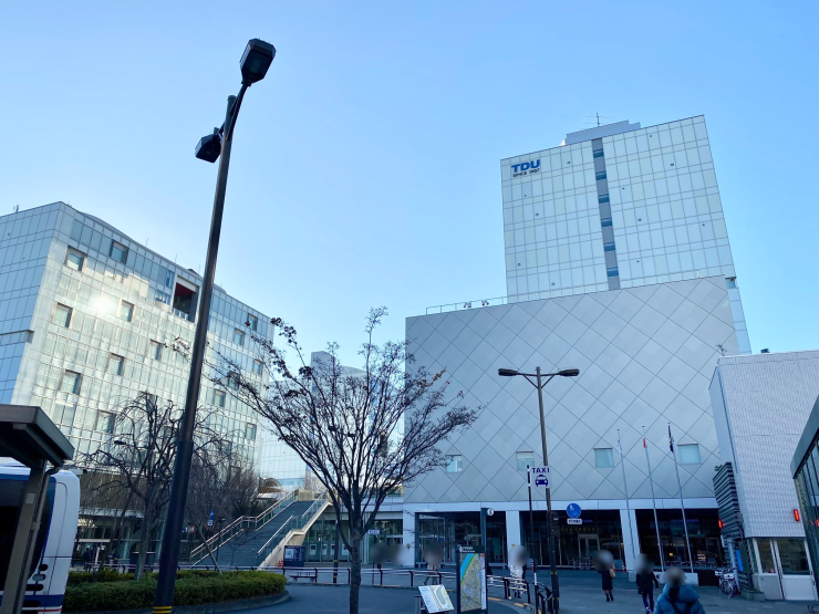 ▲「北千住」駅東口に開校した東京電機大学千住キャンパス。地味だった東口の印象を大きく変えた。