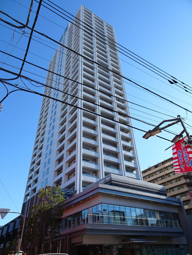 ▲「北千住」最新のタワーマンション「千住ザ・タワー」。千住本町商店街に面し、賑わいの中核に位置する。
