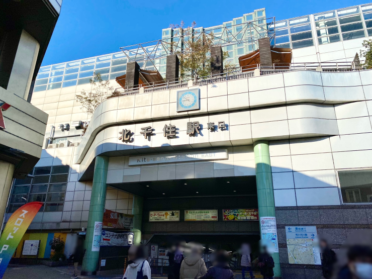 ▲北千住駅東口。ルミネやマルイがそびえる西口に比べ､いきなり商店街の東口はいかにも狭い。