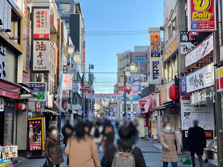 ▲東口と駅前広場･東京電機大学を結ぶ50mほどの商店街｡道幅は広いとは言えず､人々でごった返している。