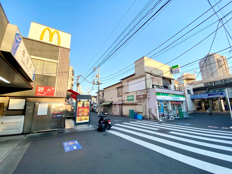 ▲シテヌーブの最寄駅､京成線「京成関屋」(右)と東武線「牛田」。駅名は全く違うが､双方の改札口が向かい合い､実質同一駅。