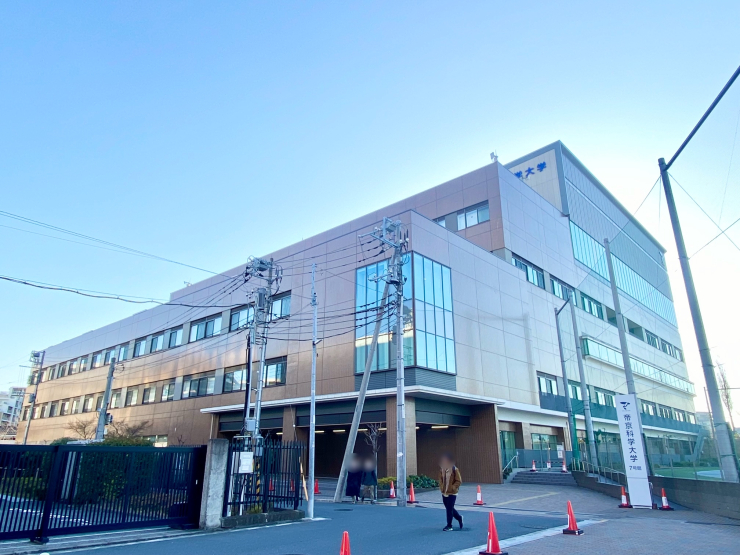 ▲帝京科学大学千住キャンパス。かつての発電所を再々利用しただけあって、広い運動場を備えた広大なキャンパス。