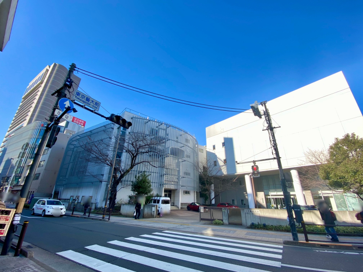 ▲東京藝術大学千住キャンパスと｢東京芸大前｣交差点｡芸大の移転は足立区全体にプラスの影響を及ぼした