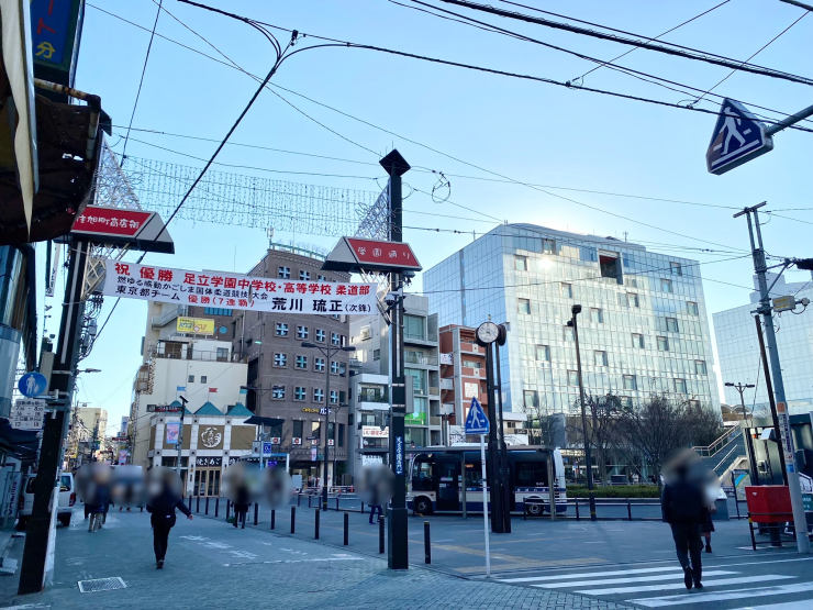 ▲東口商店街には「学園通り｣の愛称がついている。その名に違わず､学生が歩く姿がよく見られる。