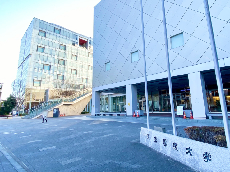 ▲東京電機大学東京千住キャンパス。東口駅前広場と一体化した構造で、駅前とは思えないゆとりある空間。