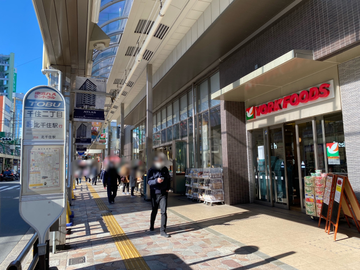 ▲ヨークフーズの目の前にはバス停もあり、高齢者が買物のために下車する様子が見られた。昔から行動が変わっていないのだろう