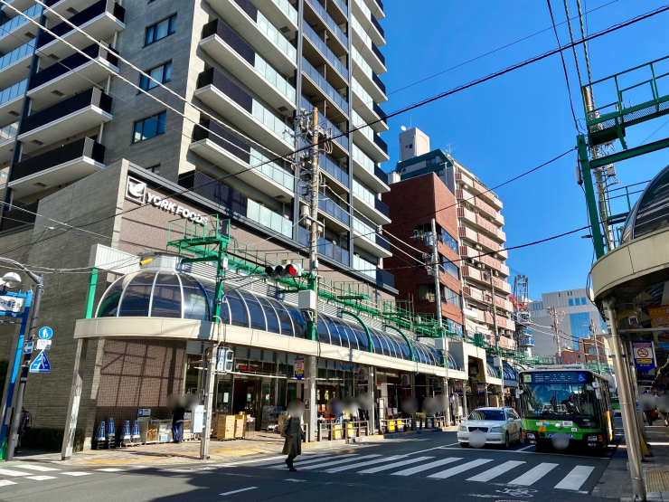 ▲背後に見える北千住駅ビル｢ルミネ｣。駅と国道4号日光街道を結ぶ｢北千住駅前通り｣は､この街のメインストリートだ