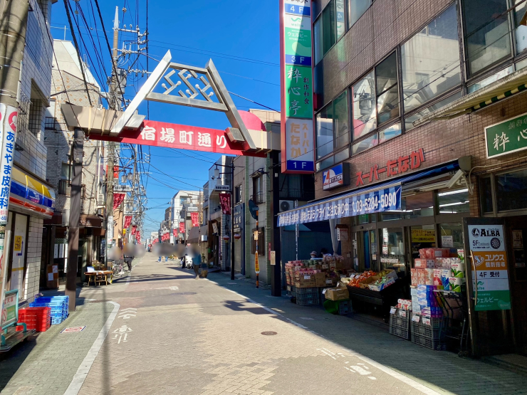 ▲いかにも商店街らしい道幅の“宿場町通り”。かつてはこの道こそが日光街道のメインルートだった