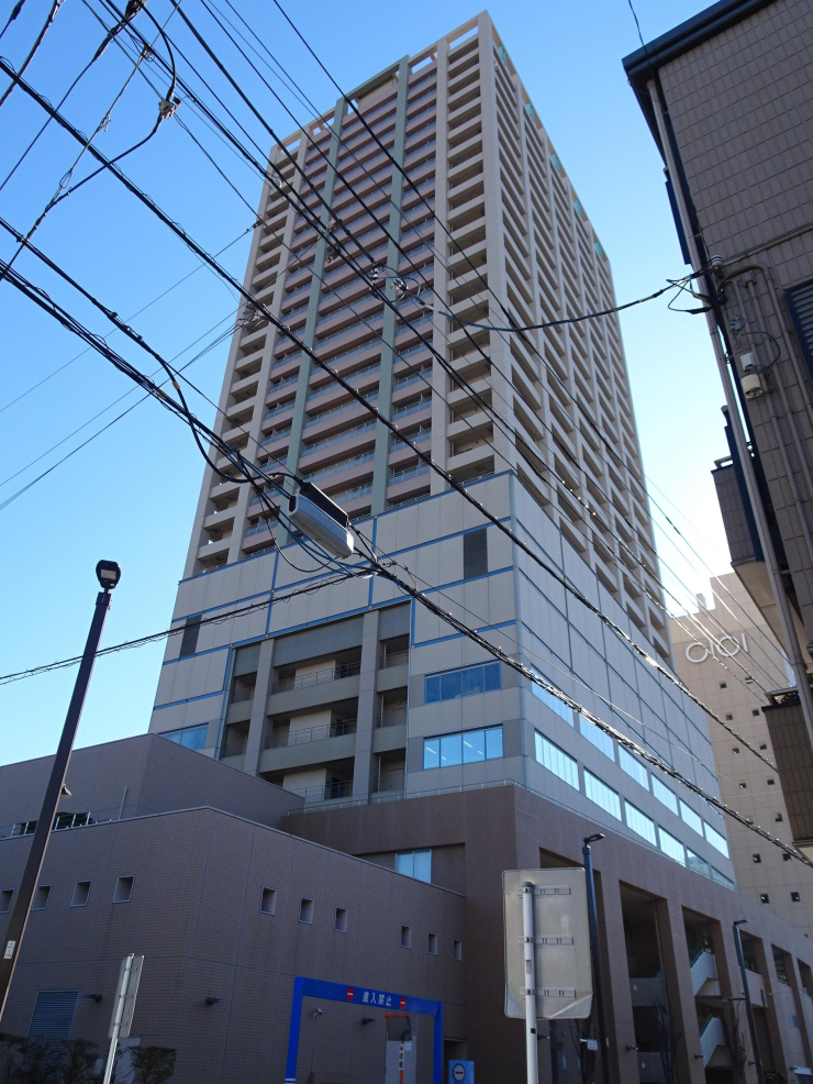 ▲北側から見た｢アトラスタワー北千住｣(千住ミルディスⅡ番館)。南にマルイ(Ⅰ番館)が隣接し､通路で直結