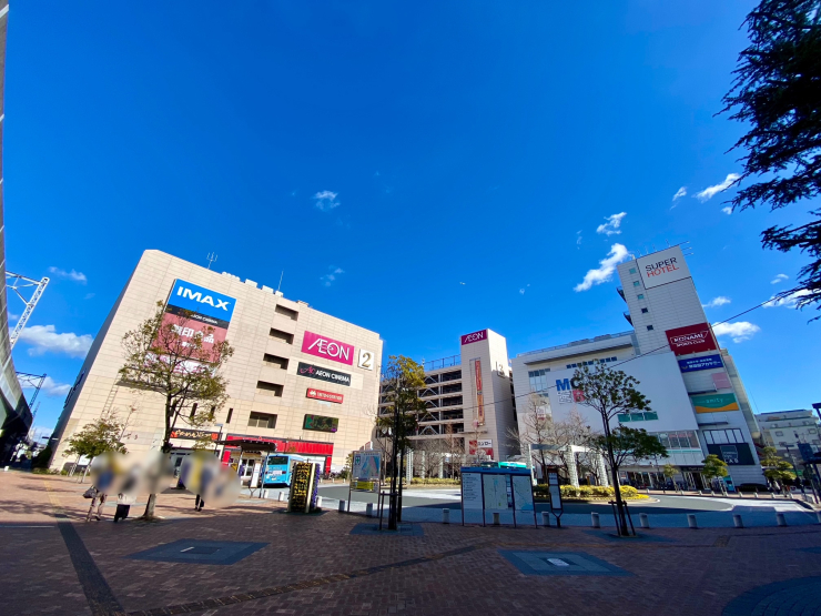 ▲駅前ロータリーに面して建つ「イオン市川妙典店」(左)と「妙典センタービル」(右)。イオンに「1」「2」とあるのは「1番館」「2番館」の意味