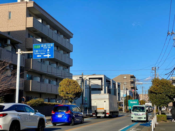 ▲新浜通り(しんはま―)。奥が妙典橋、手前が浦安方向。「行徳バイパス」とは浦安市川バイパスのこと。