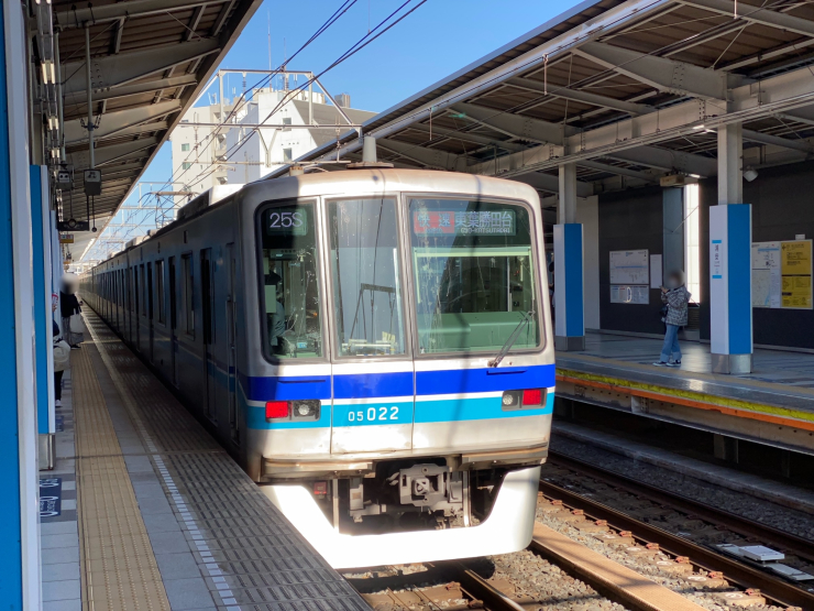 ▲「浦安」を出発する東西線快速「東葉勝田台」行き。「浦安」で続行してくる各駅停車に乗り換えることができる。