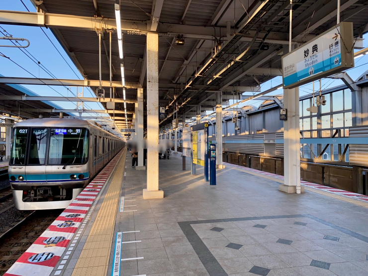 ▲「妙典」に到着する東西線「中野」行き。外側の線路は基本的に快速が通過し、内側に各駅停車が発着する。