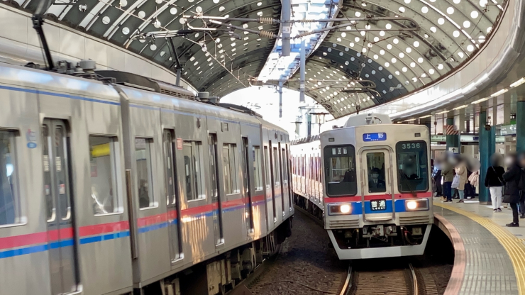▲現在の「京成船橋」駅。かつては地上駅で踏切渋滞が深刻化していたが、2006年に高架化。当時の京成電鉄はこうした成田空港関連の大型投資が開港の遅れによって回収できず、資金繰りが極度に悪化していた。