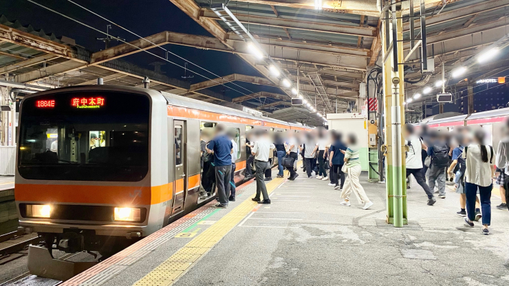 ▲夕刻の「西船橋」で接続する武蔵野線(左)と京葉線(右)。両者の直通運転は年々拡大される傾向にある。