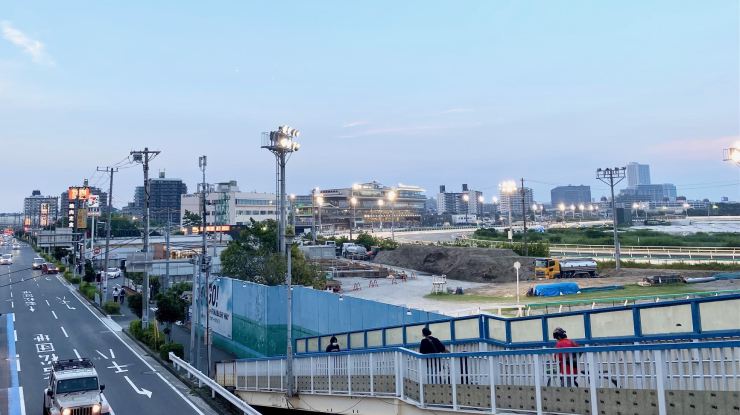 ▲ららぽーと前から競馬場を望む。右奥は「津田沼」の大規模マンション街。ちょうどこの道路沿いに新ゲートが設置される予定だ