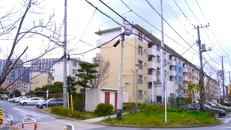 ▲いかにも公団住宅らしい団地街が広がっている。(当社マンションデータベースより)