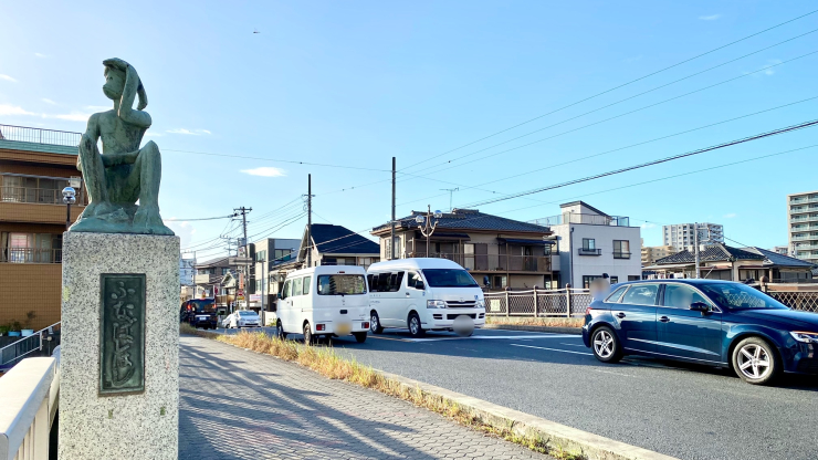 ▲京成本線「大神宮下」駅近く、海老川に架かる国道14号(千葉街道）“船橋橋”。船橋市街地と船橋大神宮(意富比神社)は海老川で隔てられていたが、川の流れが大変早く、一般的な橋が建造できなかった。そのため、舟を並べて間に板を渡し、浮橋としたのがここだった。「船橋」の地名はこの小さな橋が発祥なのだ。