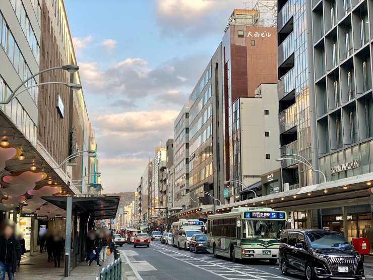 ▲四条烏丸の繫華街。交差点から東(鴨川方面)を向く。左は大丸百貨店。海外ブランドショップ等も集中する。