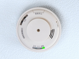火災報知器の電池切れで音が止まらない!自分でできる対処法と注意点