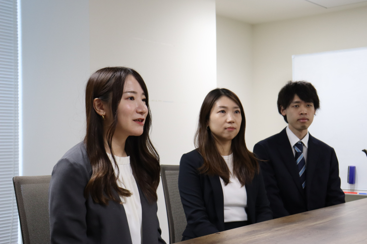 写真左から、住宅ローン営業第三部 代理店グループの忍絵里菜調査役（当時、現在サービス企画推進部）、小林麻衣主任（当時、現在調査役）、土井翔太主任