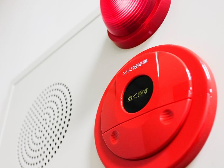 火災報知器が誤作動したときの止め方は？止める時の注意点も解説