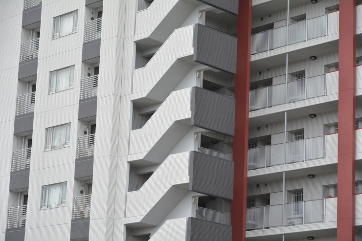 外階段のマンション