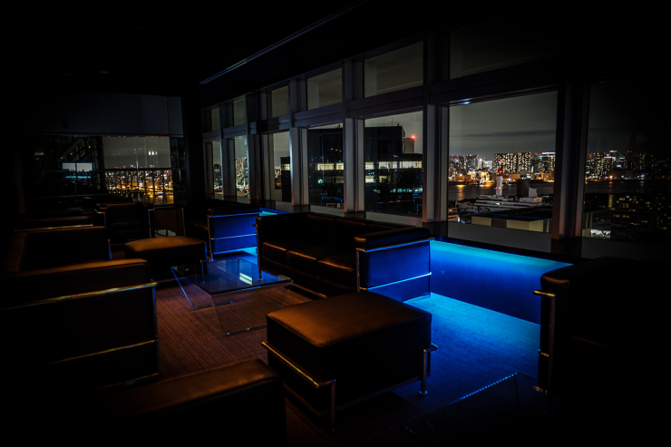 夜景を見下ろす高さにバーカウンター