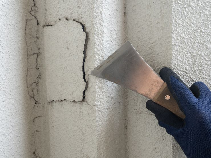 ケレンとは?マンションの資産価値を守る、サビ・塗装剥がれを防ぐ必須工程を解説