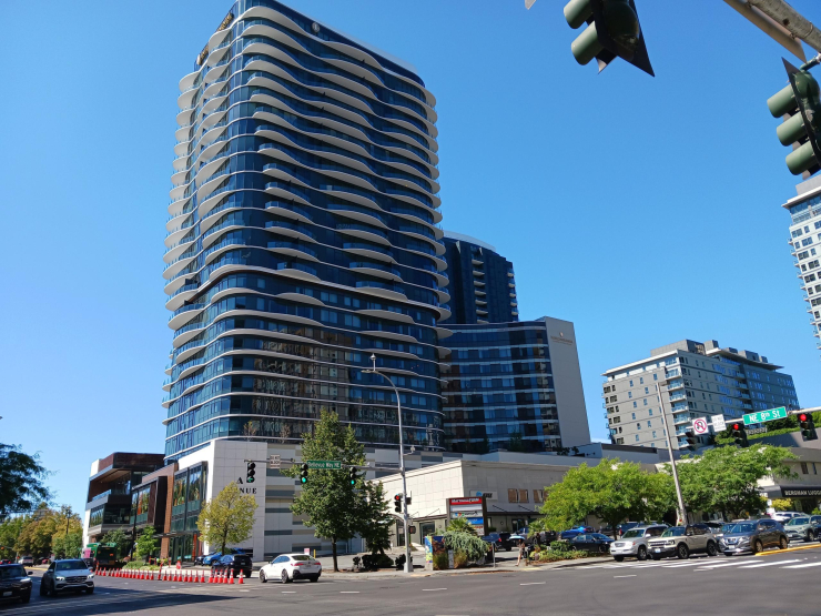 まるで「パークコート青山ザ・タワー」のような曲線が印象的な意匠